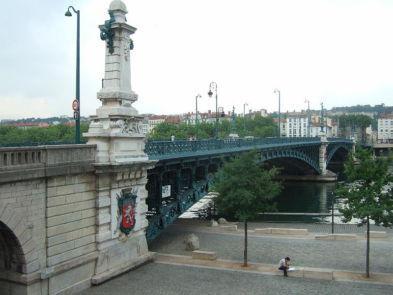 2011-05- (135).JPG - Die Rhône mit der Brücke "Pont de l'Université"